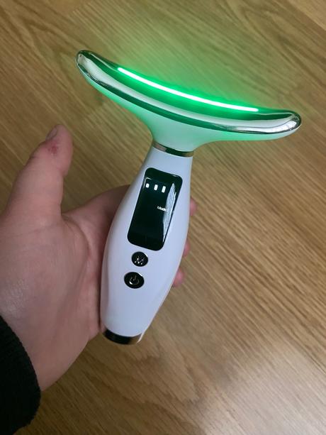 Masážny prístroj na spevnenie tváre a krku, 