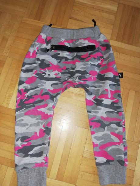 Tepláky pudlace, 104