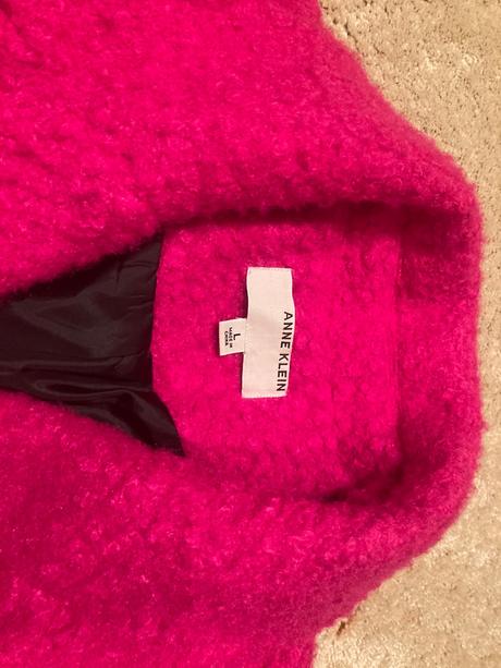 Cyklamenový kabat, l