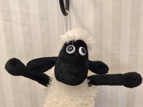 Plyšová ovečka shaun s pútkom, nici, 31 cm,