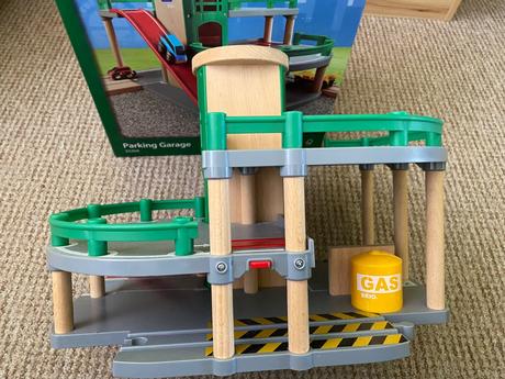 Brio poschodová parkovacia garáž s výťahom, 