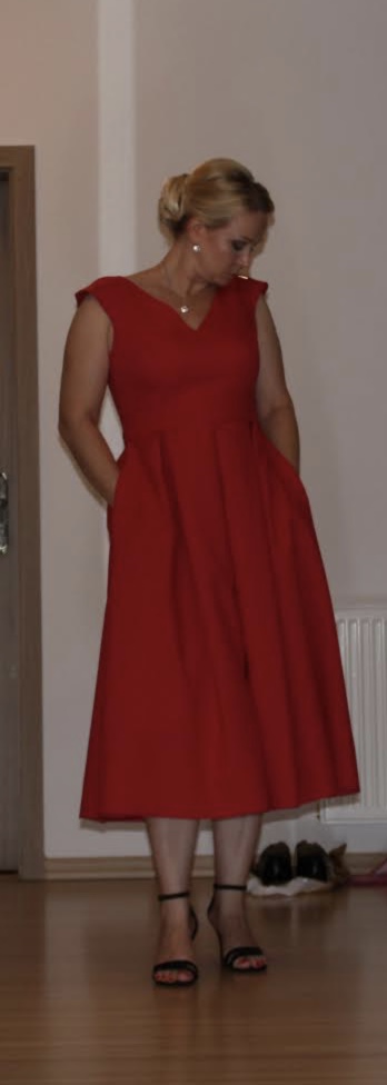 Šaty spoločenské, 44