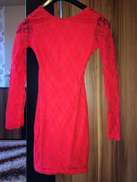 Cervene cipkovane saty, s