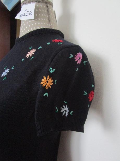 2425. tričko ručne vyšívané, s