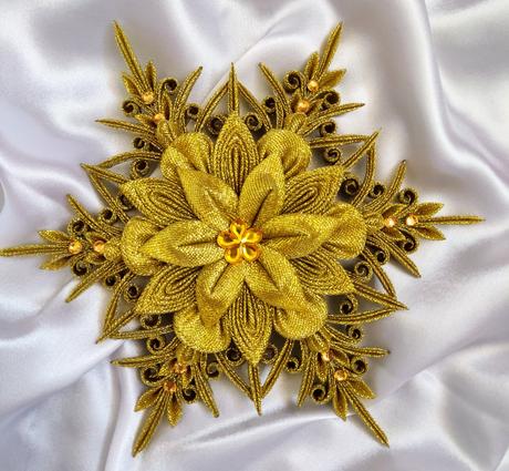 Ligotavá zlatá hviezda na vrchol stromčeka, 