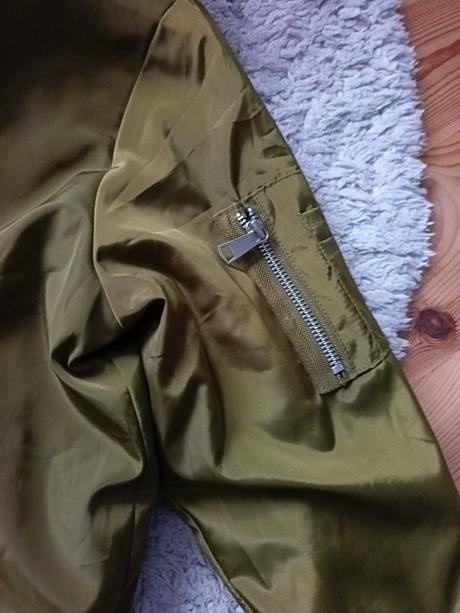 Bomberka s kapucňou, gate,158