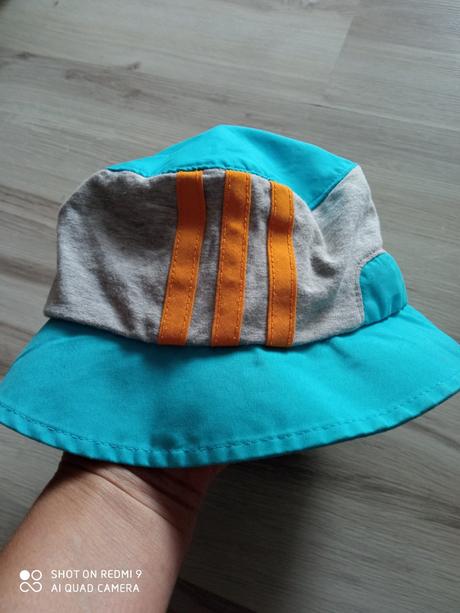 Klobúčik, adidas