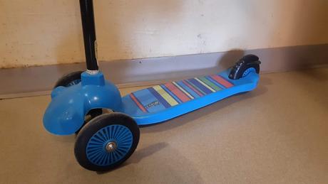 Predám modrú detskú kolobežku., 