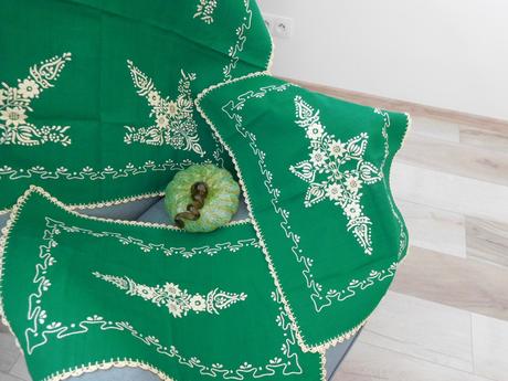 Smaragdovo zelený set obrusov ručne vyšívaný, 