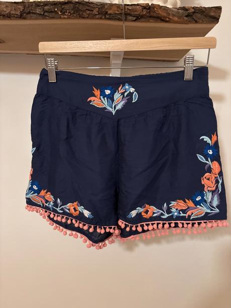 Vysivane sortky, atmosphere,36