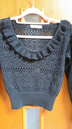 Čierny háčkovaný pulóver s volanom, s