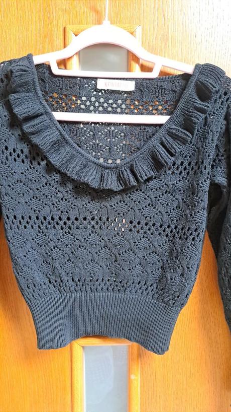 Čierny háčkovaný pulóver s volanom, s