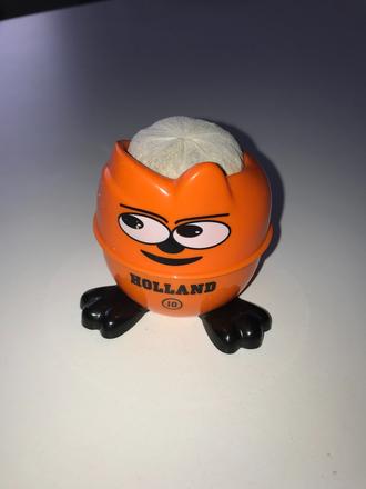 Kvetináč, polejete, vyrastie tráva, 