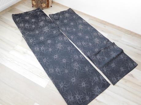 Tmavý záves po bokoch  okna, 