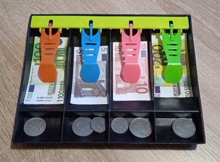 Pokladníčka na peniaze,