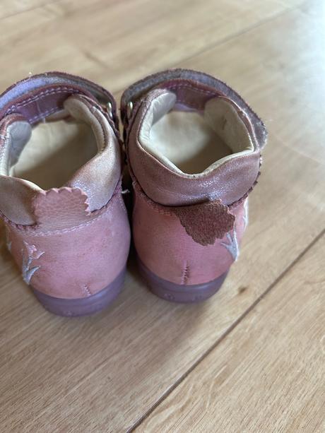 Supinaované kožené sandáliky, 23