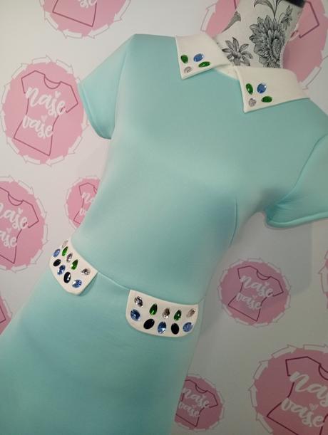 Mentolové šaty s kamienkami, s