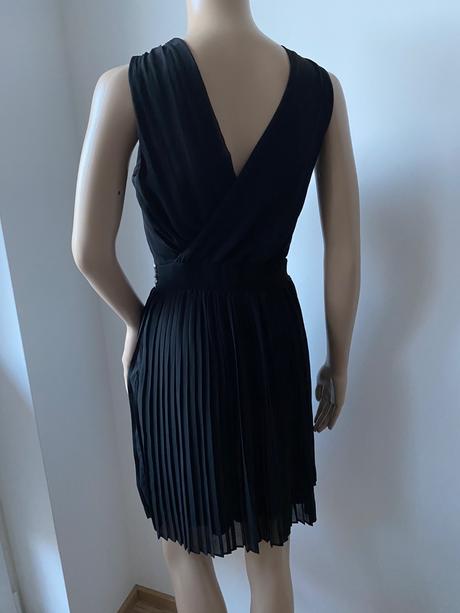 Malé čierne šaty, s