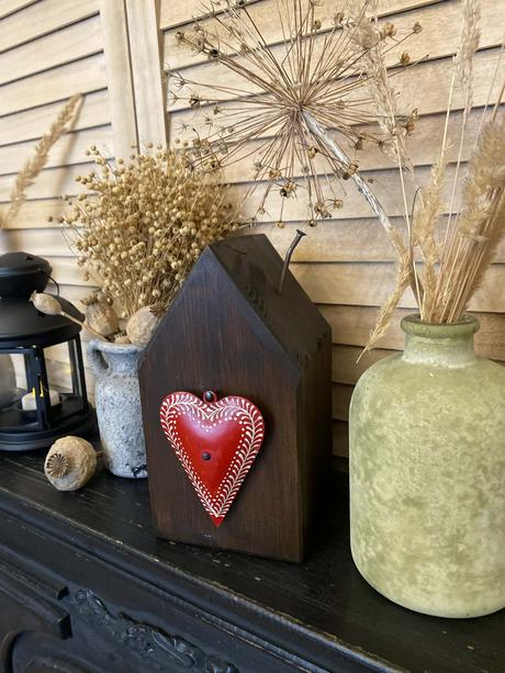 Drevený dekoračný domček a drevené okienko, 