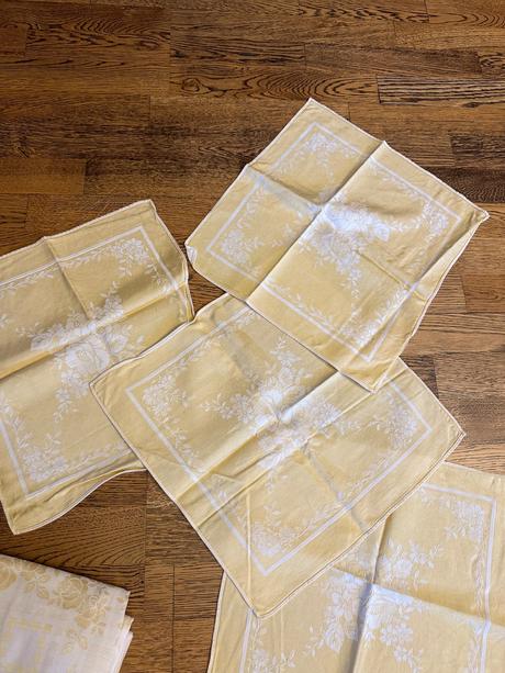 Retro obrus zo 4 obruskami,