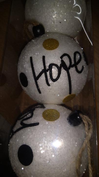 Vianočné gule - biele a cierne,