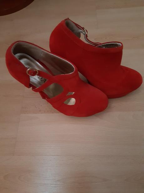 Extravagantne topanky, 36