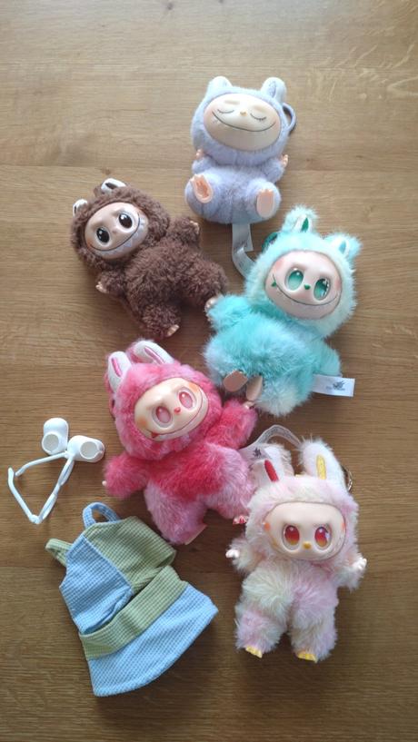 5 ks postavičky + oblečky, 