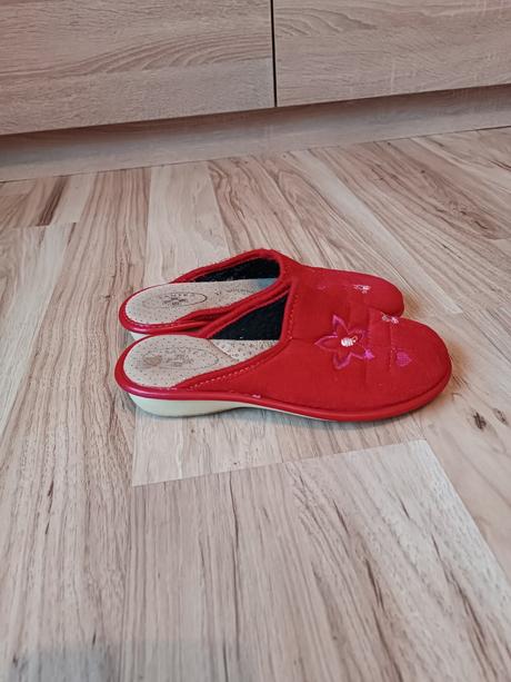 Červené domáce papuče s kvetinovou výšivkou, 37