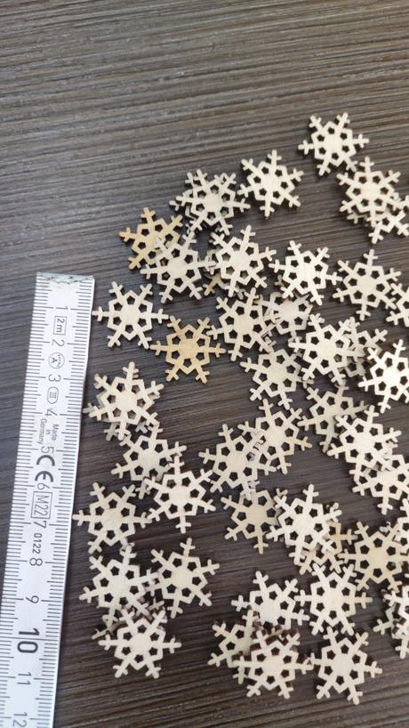 Vianočné drevené dekorácie 50ks. vločky, 