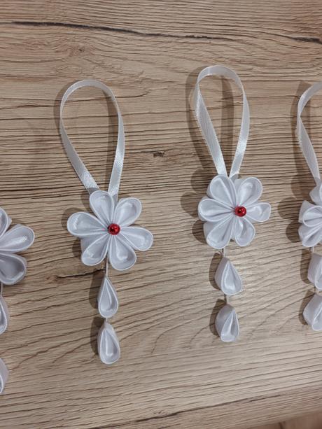 Červené a biele hviezdy na stromček,