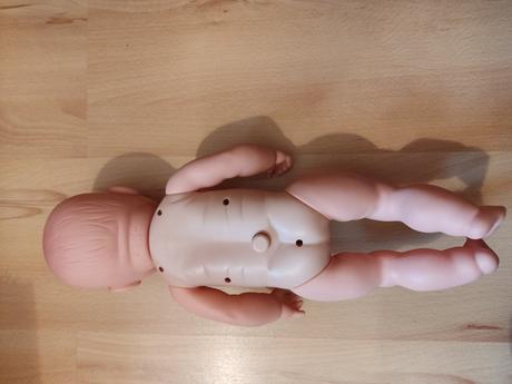 Bábika, ktorá pije a ciká, 