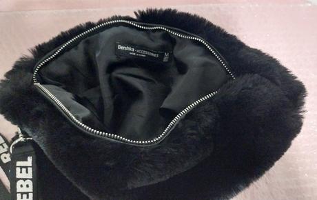 Čierna kožušinová kabelka zn. bershka, bershka