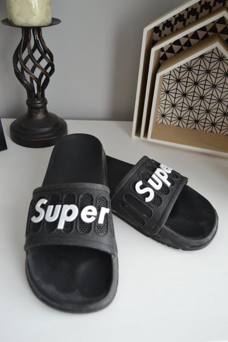 Štýlové čierne šľapky s nápisom super,veľkosť 43, 43