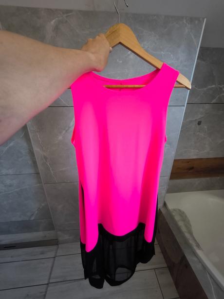 Extravagantné neónové šaty, 