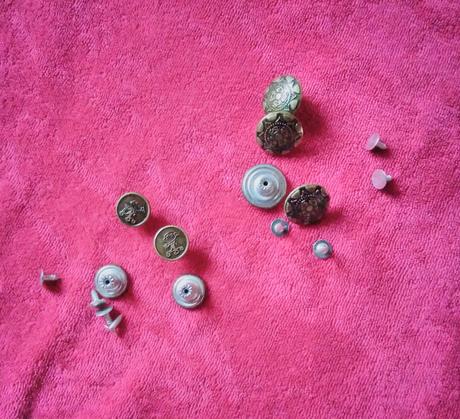 Kovové gombíky, 