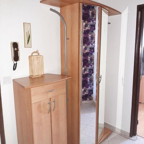 Predsieňová skriňa so zrkadlom, 