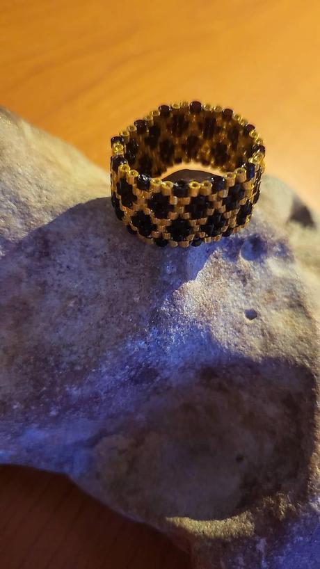 Prsteň čierno-zlatý, 