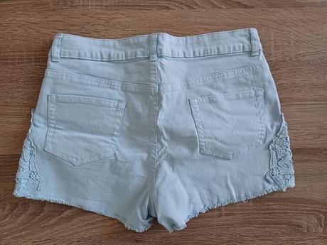 Bledomodré šortky, 38