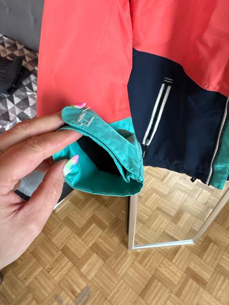 Prechodná farebná vetrovka, 152