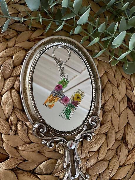 Ručne vyrobené živicové kľúčenky, 