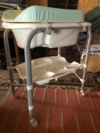 Vanička s prebaľovacím pultom, 