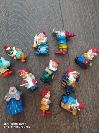 Kinder postavičky trpaslíci 11ks - 20 eur,