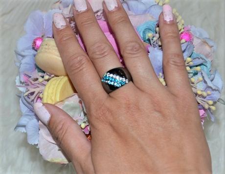 Prsteň s modrými kamienkami,