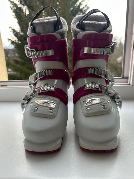 Dievcenske lyziarky mondo 220, nordica,33