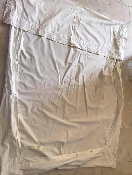 Biele plátno s vyšívaním, 