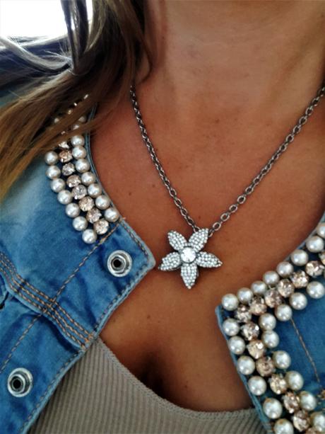 Náhrdelník s kvetom, 