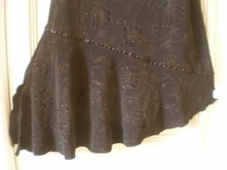 Šaty spoločenské čierne veľkosť s asymetrické, s