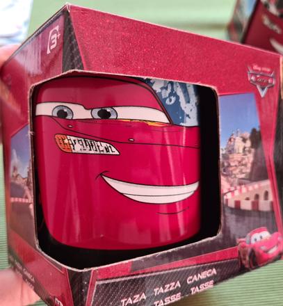 Hrnček bleska mcqueen z animovaného filmu cars,