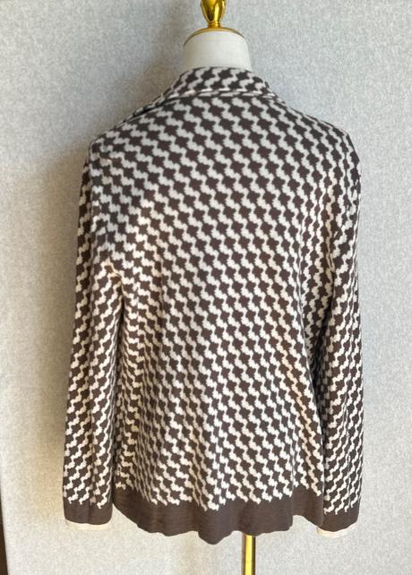 Značkový kardigán, 40