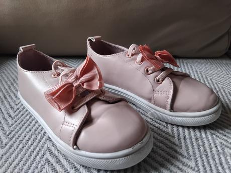 Tenisky s mašľou, 28